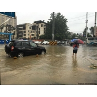 咔嚓！小區(qū)積水過膝蓋 男子上班翻墻摔骨折